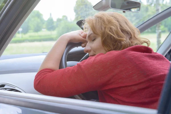 Femme Conducteur Repose Dans Voiture Pendant Une Pause Voyage — Photo