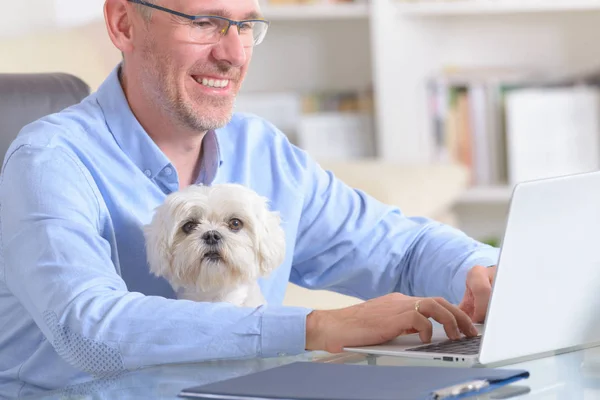 Man Die Thuis Kantoor Werkt Zijn Hond Vasthoudt — Stockfoto