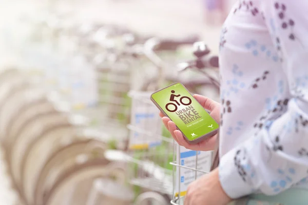 Mujer Usando Smartphone Para Alquilar Bicicleta Desde Estación Urbana Bicicletas —  Fotos de Stock