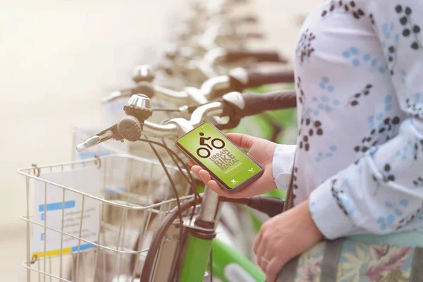 Donna Che Utilizza Smartphone Noleggiare Biciclette Dalla Stazione Condivisione Biciclette — Foto Stock