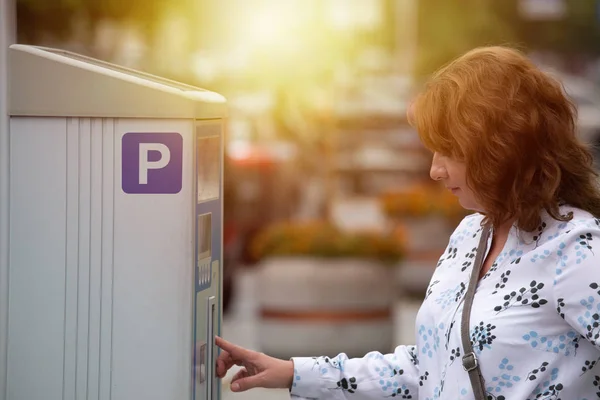 Γυναίκα Χρησιμοποιώντας Μετρητή Στάθμευσης Πάρκινγκ Περιοχή Ζώνη Μια Πόλη — Φωτογραφία Αρχείου