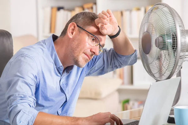 Uomo Soffre Calore Mentre Lavora Ufficio Cerca Rinfrescarsi Dal Ventilatore — Foto Stock