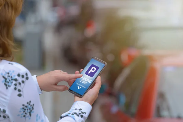 Mulher Usando Aplicativo Smartphone Para Pagar Por Estacionamento Zona Estacionamento — Fotografia de Stock