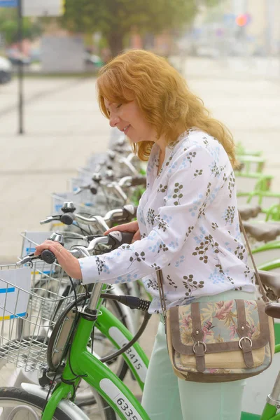 Donna Sorridente Che Noleggia Biciclette Dalla Stazione Urbana Condivisione Biciclette — Foto Stock