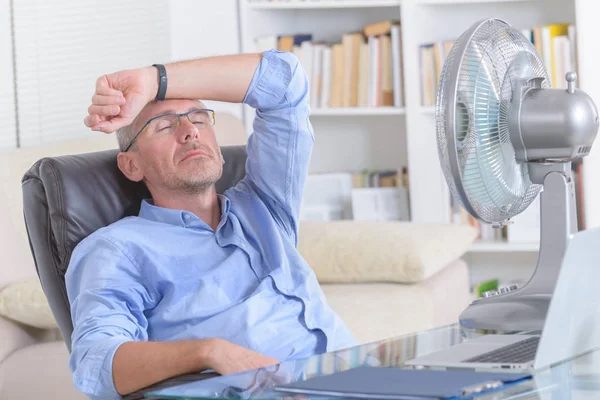 Uomo Soffre Calore Mentre Lavora Ufficio Cerca Rinfrescarsi Dal Ventilatore — Foto Stock