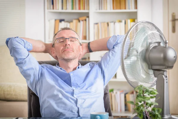 Uomo Soffre Calore Mentre Lavora Ufficio Cerca Rinfrescarsi Dal Ventilatore — Foto Stock