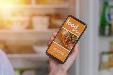 Akıllı telefon vasıl ev ile online yemek siparişi