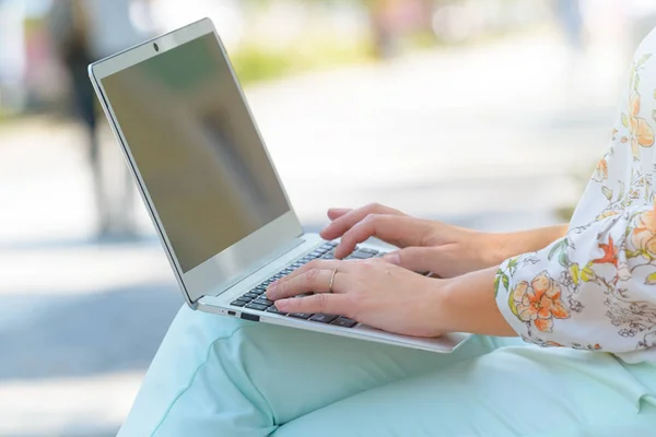 Vrouw Die Met Een Laptop Werkt Zit Een Bankje Stad — Stockfoto