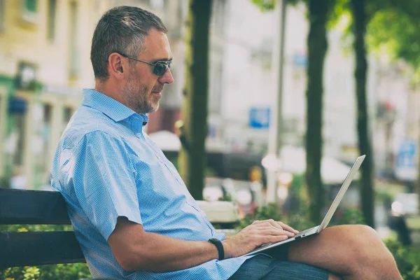 Zakenman Een Blogger Met Behulp Van Zijn Slaptop Straat — Stockfoto