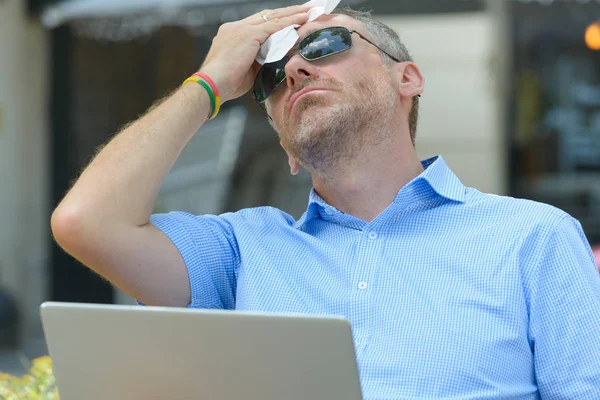 Uomo Soffre Calore Mentre Lavora Con Computer Portatile Fuori Pulisce — Foto Stock