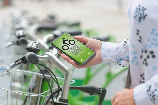 Donna Che Utilizza Smartphone Noleggiare Biciclette Dalla Stazione Condivisione Biciclette — Foto Stock