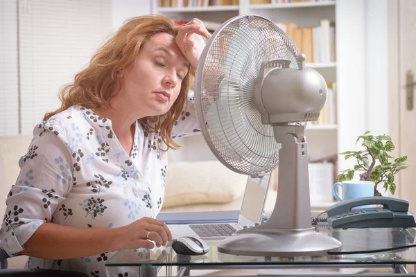 Donna Soffre Calore Mentre Lavora Ufficio Cerca Rinfrescarsi Dal Ventilatore — Foto Stock