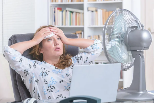 Mulher Sofre Calor Enquanto Trabalha Escritório Tenta Refrescar Pelo Ventilador — Fotografia de Stock