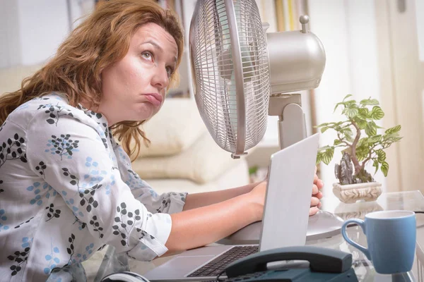 Mulher Sofre Calor Enquanto Trabalha Escritório Tenta Refrescar Pelo Ventilador — Fotografia de Stock