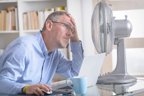 Homem Sofre Calor Enquanto Trabalha Escritório Tenta Refrescar Pelo Ventilador — Fotografia de Stock