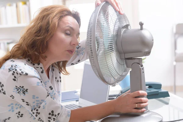 Женщина Страдает Жары Время Работы Офисе Пытается Остыть Счет Вентилятора — стоковое фото