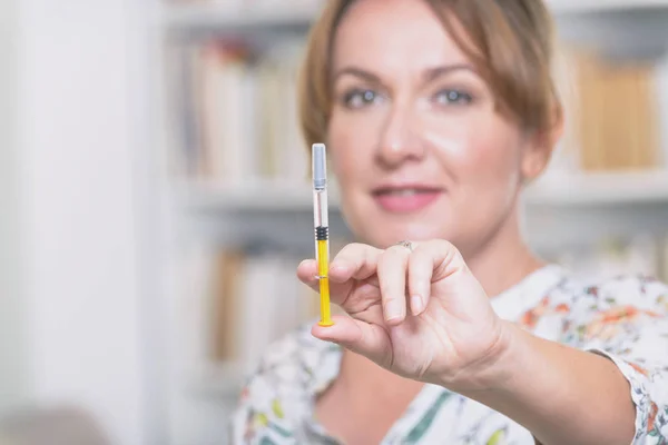 Vrouw Houdt Spuit Met Insuline Heparine Haar Hand Thuis — Stockfoto
