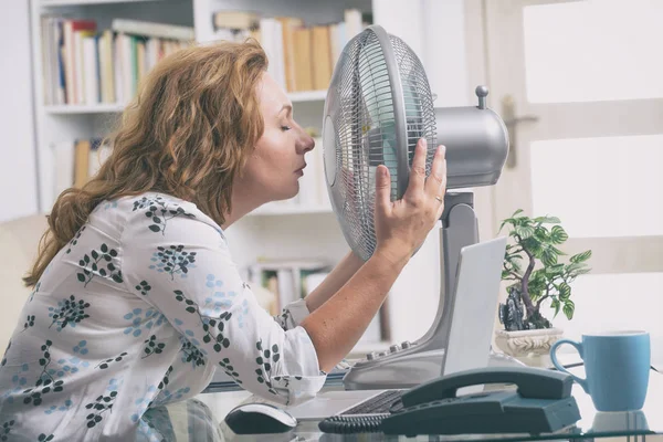 Kadın Ofiste Çalışırken Sıcaktan Muzdarip Oluyor Vantilatörün Yanında Serinlemeye Çalışıyor — Stok fotoğraf