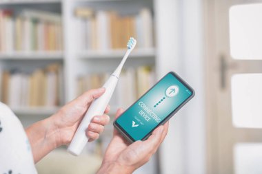 Kablosuz bağlantı sonic diş fırçası ile akıllı telefon uygulama Modern ev teknolojisi kavramı