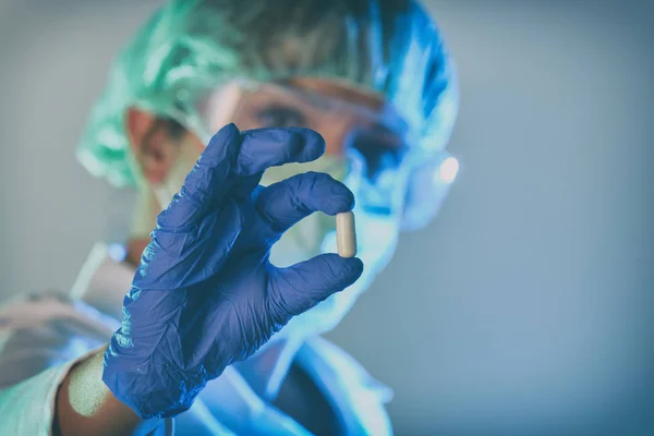 Scientist Working Laboratory Holds Pill Her Hand — Stock Photo, Image