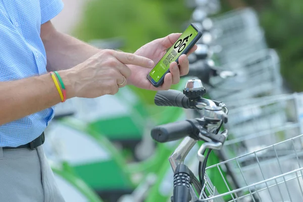 Uomo Sta Usando Smart Phone Noleggiare Biciclette Dalla Stazione Condivisione — Foto Stock