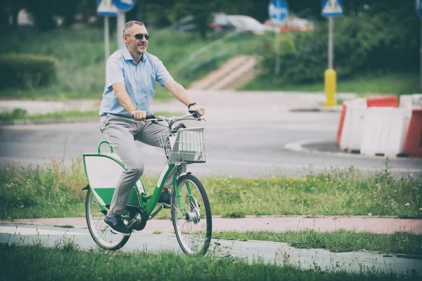 Uomo Sella Una Bicicletta Nel Suo Modo Lavorare Concetto Utilizzare — Foto Stock