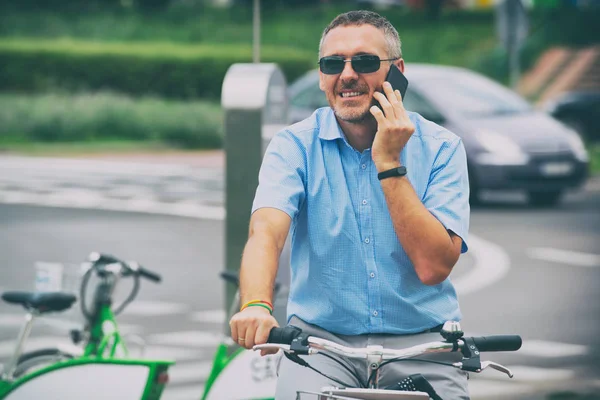 Uomo Sella Una Bicicletta Nel Suo Modo Lavorare Concetto Utilizzare — Foto Stock