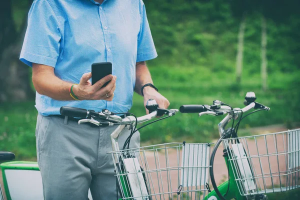 Homem Está Usando Telefone Inteligente Para Alugar Bicicleta Estação Compartilhamento — Fotografia de Stock