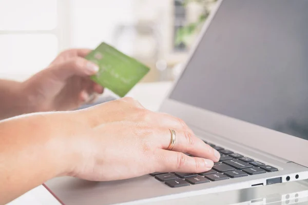 Kobiecej Ręki Gospodarstwa Karty Kredytowej Nad Notebook Używać Płatności Internecie — Zdjęcie stockowe