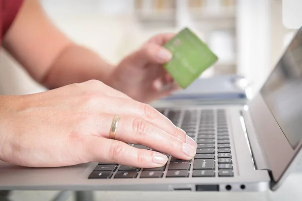 Hand Vrouw Creditcard Bedrijf Laptop Het Gebruik Ervan Online Betalen — Stockfoto