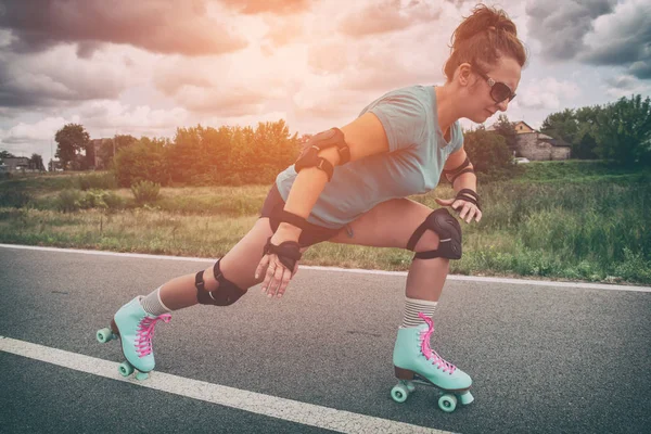 ビンテージ ローラー スケート レトロなクワッド ローラー スケート乗って屋外の女性 — ストック写真