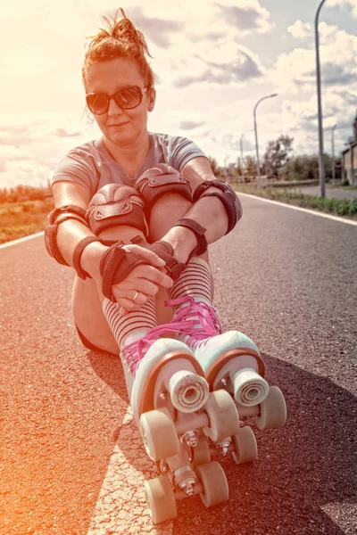 Vrouw Een Vintage Rolschaatsen Retro Quad Rolschaatsen Zittend Buiten — Stockfoto