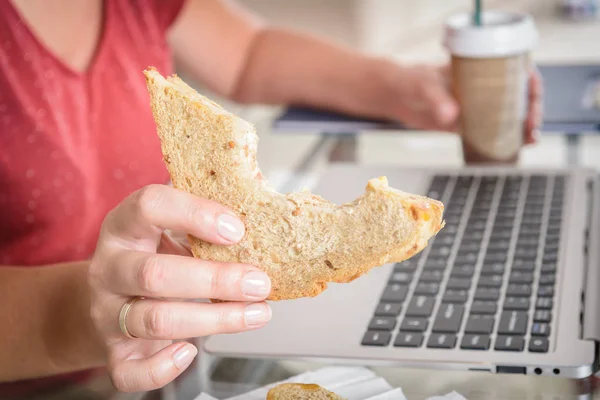 Woman Eating Breakfast Sandwich Drinking Coffee While Working Laptop — Stock Photo, Image