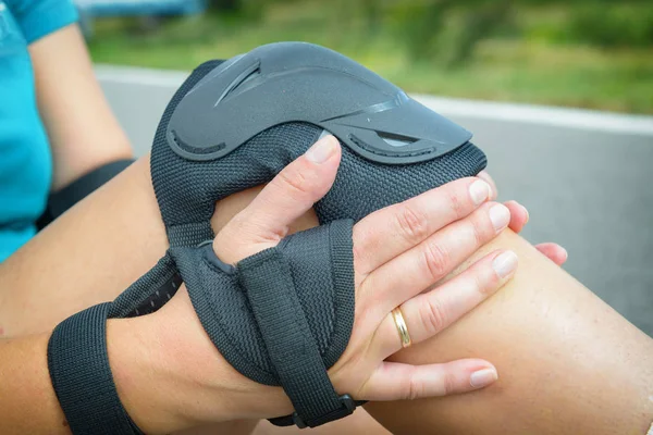 Woman Rollerskater Putting Knee Protector Pads Her Leg Wearing Wrist — Stock Photo, Image