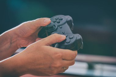 Olgun kadın ya da karısı video gamepad evde kullanarak oyun oynuyor