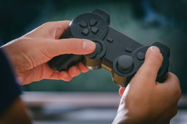 Olgun kadın ya da karısı video gamepad evde kullanarak oyun oynuyor