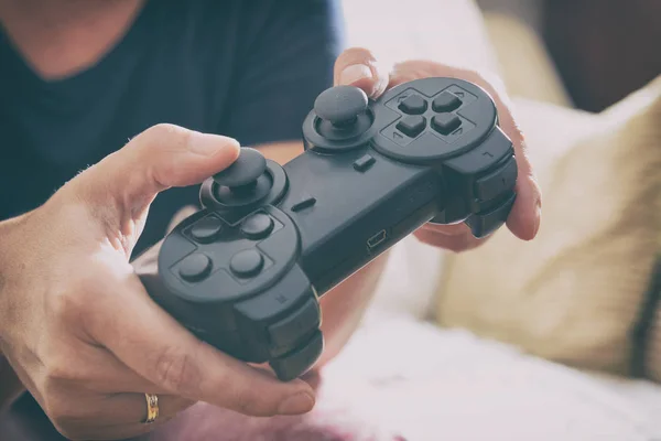 Olgun Kadın Karısı Video Gamepad Evde Kullanarak Oyun Oynuyor — Stok fotoğraf