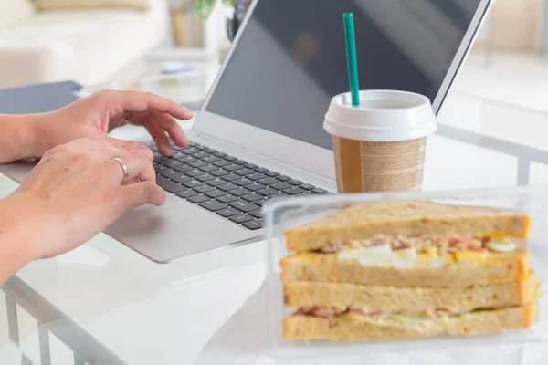 Kvinnan Äter Frukost Macka Och Dricker Kaffe Medan Arbetar Med — Stockfoto