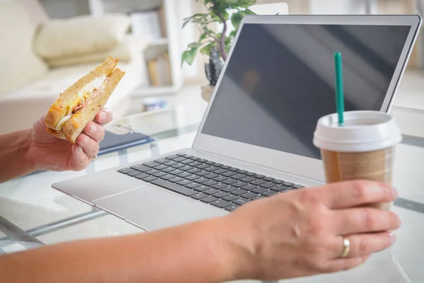 Kahvaltı Sandviç Yeme Içme Kahve Ile Bir Dizüstü Bilgisayar Çalışırken — Stok fotoğraf