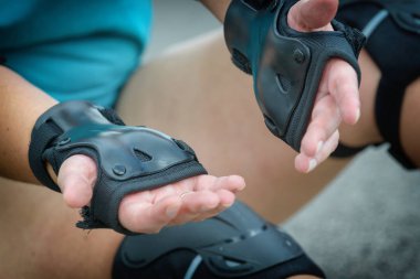 Bilek giyen kadın rollerskater elini koruyucu yastıkları korur