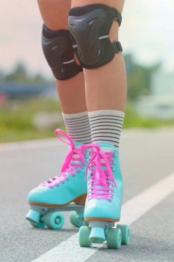 Koruyucu dizlik bacağı üzerinde giyen ve bilek Muhafızlar giyen kadın rollerskater 