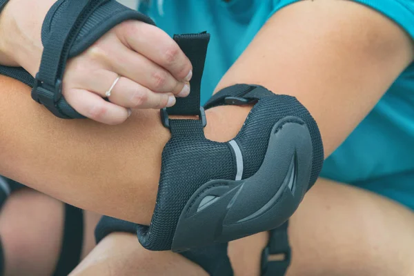 Kvinna Rollerskater Att Sätta Protector Armbågsskydd Hennes Hand Och Bär — Stockfoto