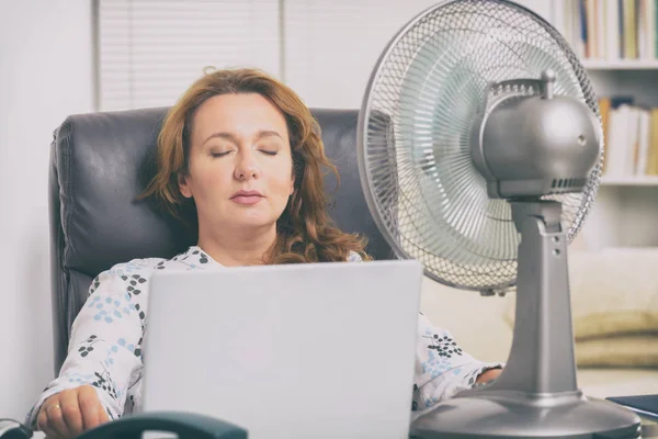 Женщина Страдает Жары Время Работы Офисе Пытается Остыть Счет Вентилятора — стоковое фото