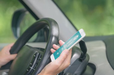Kablosuz teknoloji kullanarak akıllı telefonu araba ses sistemine bağlıyorum.