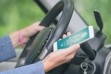 Kablosuz teknoloji kullanarak akıllı telefonu araba ses sistemine bağlıyorum.