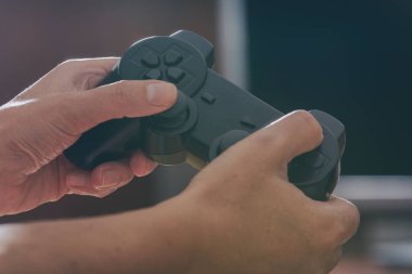 Olgun kadın ya da karısı video gamepad evde kullanarak oyun oynuyor