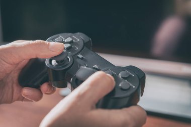 Olgun kadın ya da karısı video gamepad evde kullanarak oyun oynuyor