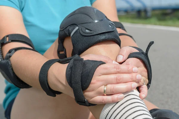 Γυναίκα Rollerskater Βάζοντας Επιγονατίδες Προστάτης Της Πόδι Και Φοράει Προστατευτικά — Φωτογραφία Αρχείου