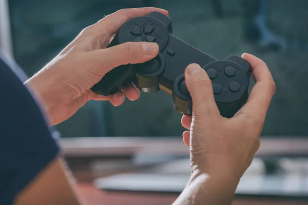 Starsza Kobieta Żona Odgrywa Gry Wideo Domu Pomocą Gamepad — Zdjęcie stockowe