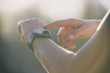 Kadın smartwatch en son bildirimleri ve iletileri dışında kontrol etmek için kullanır